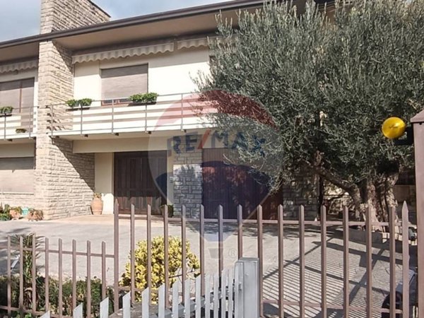 casa indipendente in vendita a Gualdo Tadino