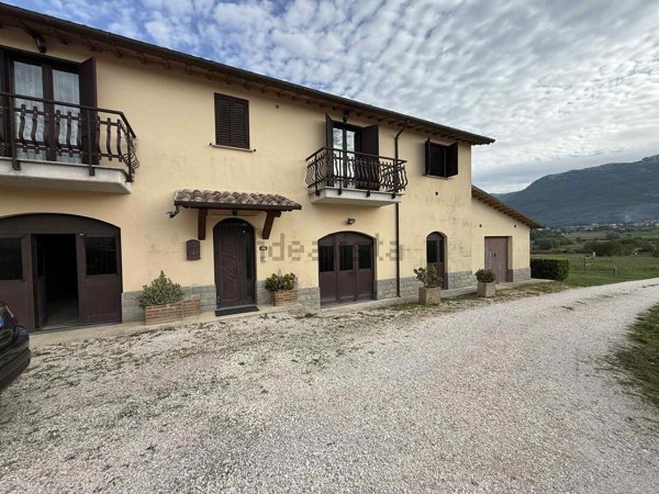 casa indipendente in vendita a Gualdo Tadino in zona Rasina