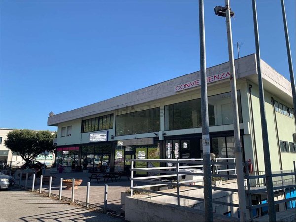 locale commerciale in vendita a Gualdo Tadino