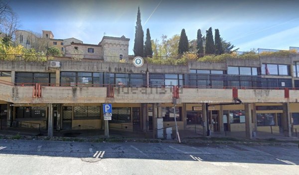 locale di sgombero in vendita a Gualdo Tadino