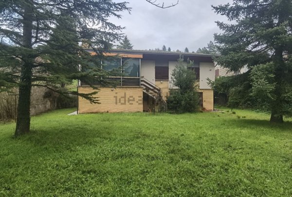 casa indipendente in vendita a Gualdo Tadino in zona Palazzo Mancinelli