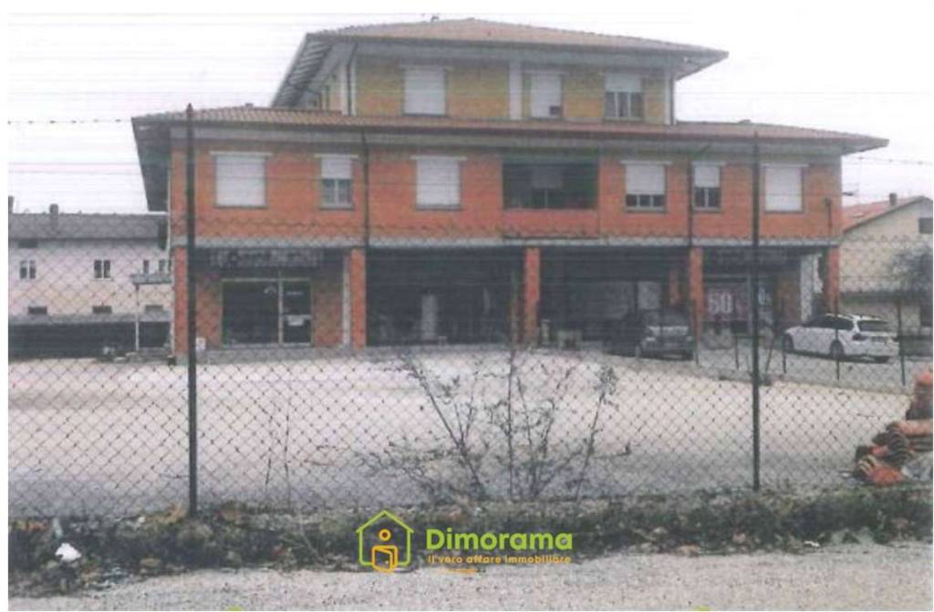 locale commerciale in vendita a Gualdo Tadino