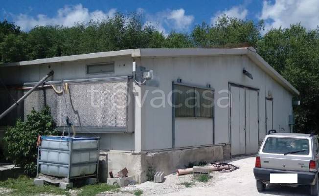 locale commerciale in vendita a Gualdo Tadino in zona Busche