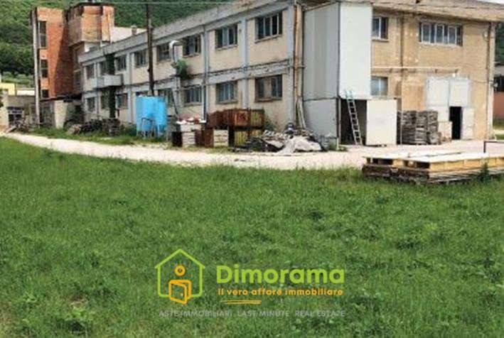 locale commerciale in vendita a Gualdo Tadino