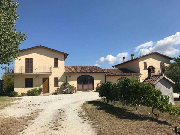 casa indipendente in vendita a Gualdo Tadino