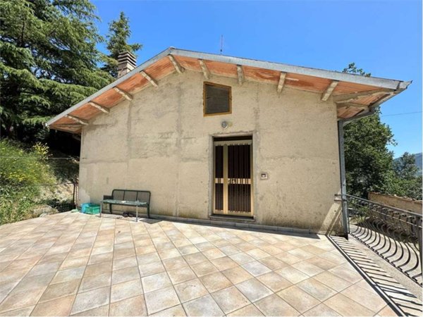 casa indipendente in vendita a Gualdo Tadino in zona Casale