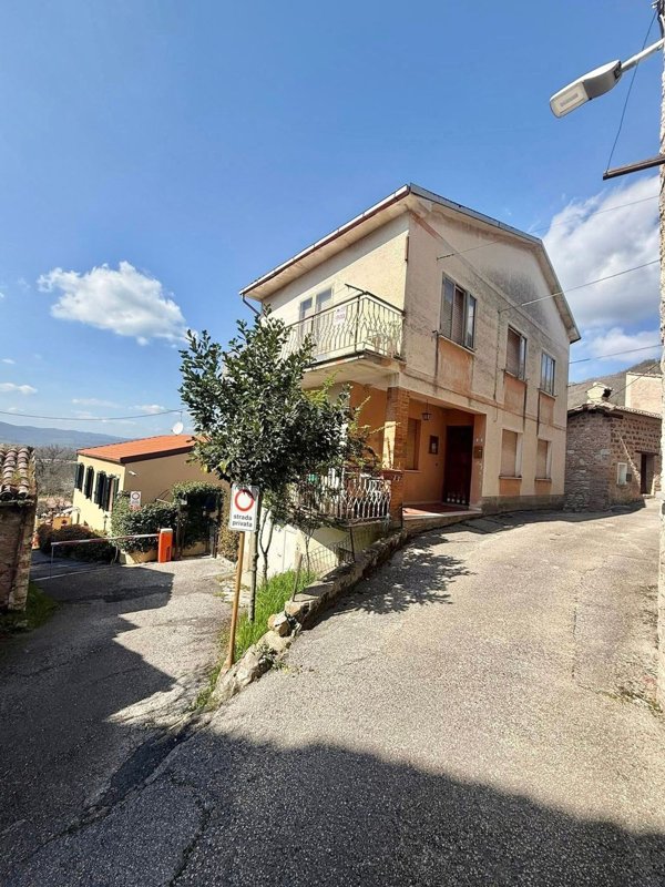 casa indipendente in vendita a Gualdo Tadino in zona Palazzo Mancinelli