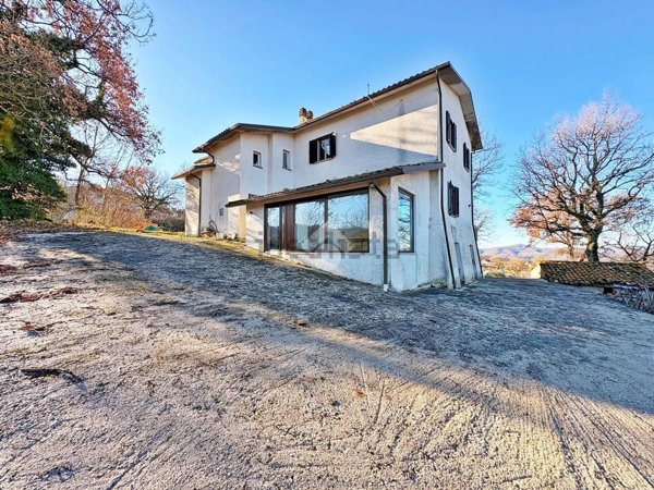 casa indipendente in vendita a Gualdo Tadino in zona Caprara