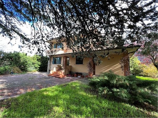 casa indipendente in vendita a Gualdo Tadino in zona Rasina