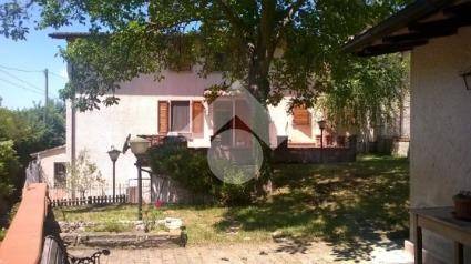 casa indipendente in vendita a Gualdo Tadino in zona Casale