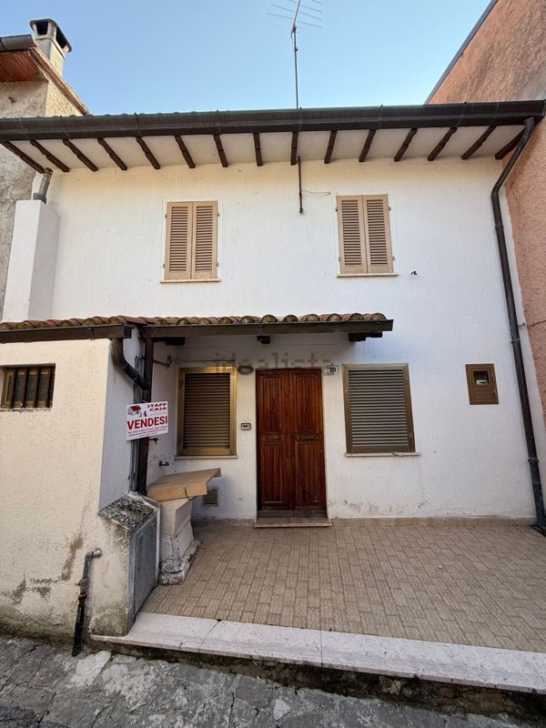 casa indipendente in vendita a Gualdo Tadino in zona Rigali