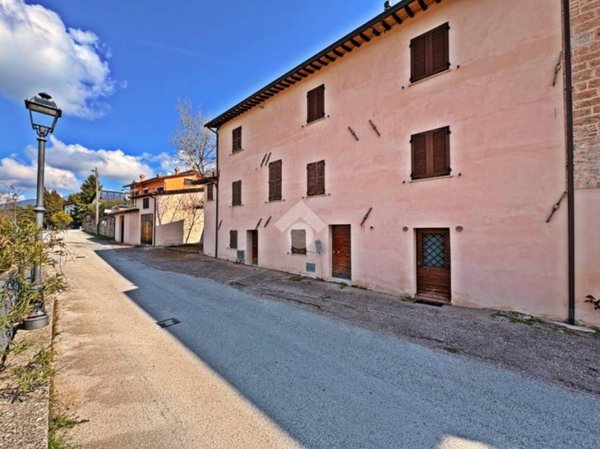 casa indipendente in vendita a Gualdo Tadino in zona Petroia