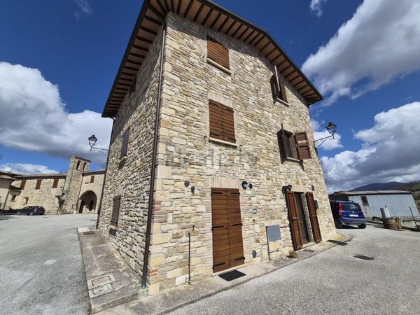 casa semindipendente in vendita a Gualdo Tadino in zona Caprara