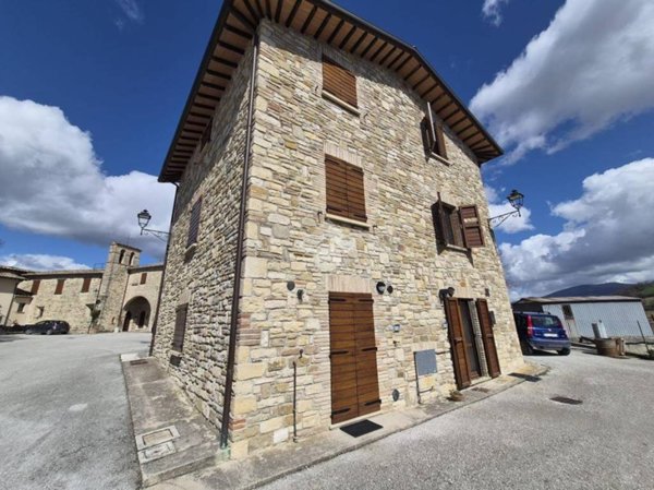 casa indipendente in vendita a Gualdo Tadino in zona Caprara
