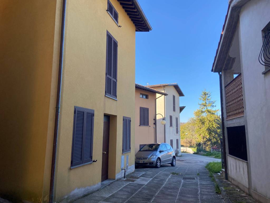 casa indipendente in vendita a Gualdo Tadino in zona Busche