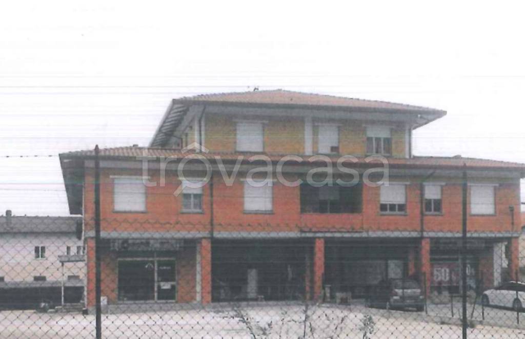 locale commerciale in vendita a Gualdo Tadino