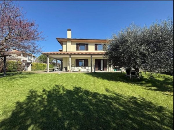 casa indipendente in vendita a Gualdo Tadino in zona San Pellegrino