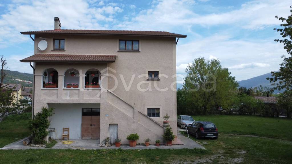 casa indipendente in vendita a Gualdo Tadino in zona Cerqueto