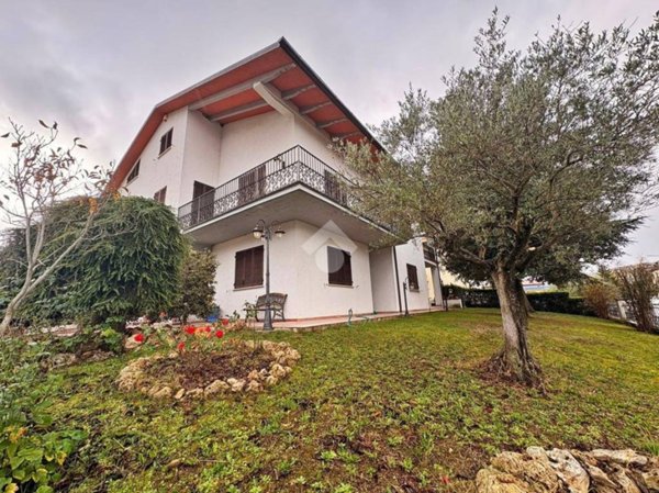 casa indipendente in vendita a Gualdo Tadino in zona Cerqueto