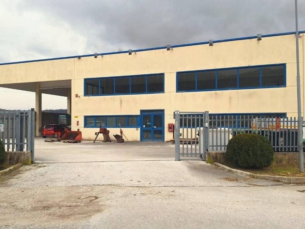 locale commerciale in vendita a Gualdo Tadino