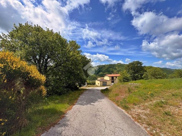 casa indipendente in vendita a Gualdo Tadino in zona Grello