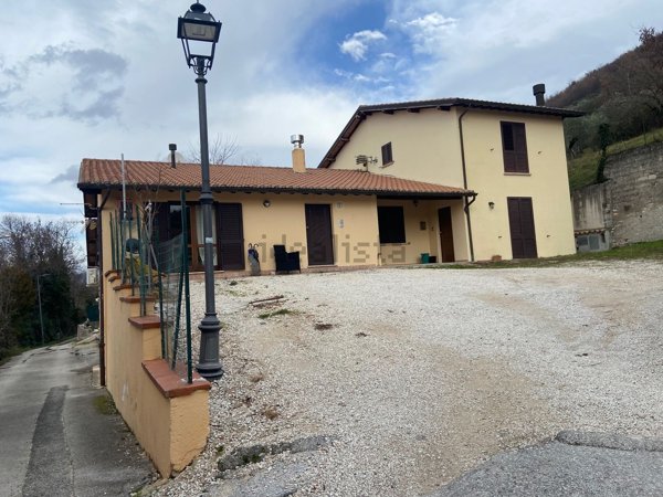 casa indipendente in vendita a Gualdo Tadino in zona Petroia