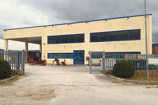 locale di sgombero in vendita a Gualdo Tadino in zona Palazzo Mancinelli
