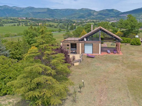 casa indipendente in vendita a Gualdo Tadino in zona Crocicchio