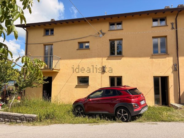 casa indipendente in vendita a Gualdo Tadino in zona Caprara