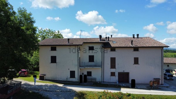 casa indipendente in vendita a Gualdo Tadino in zona Caprara