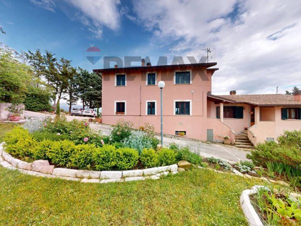 casa indipendente in vendita a Gualdo Tadino in zona Casale