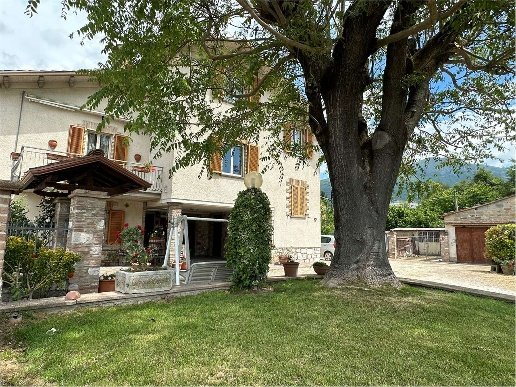 casa indipendente in vendita a Gualdo Tadino in zona Vaccara