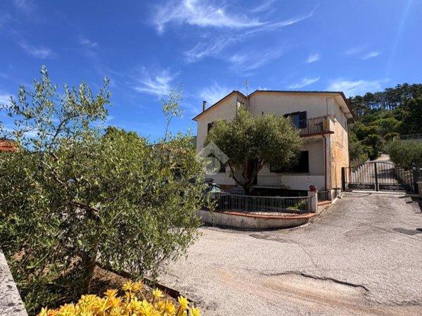 casa indipendente in vendita a Gualdo Tadino in zona Palazzo Ceccoli