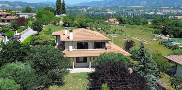 casa indipendente in vendita a Gualdo Tadino in zona San Pellegrino