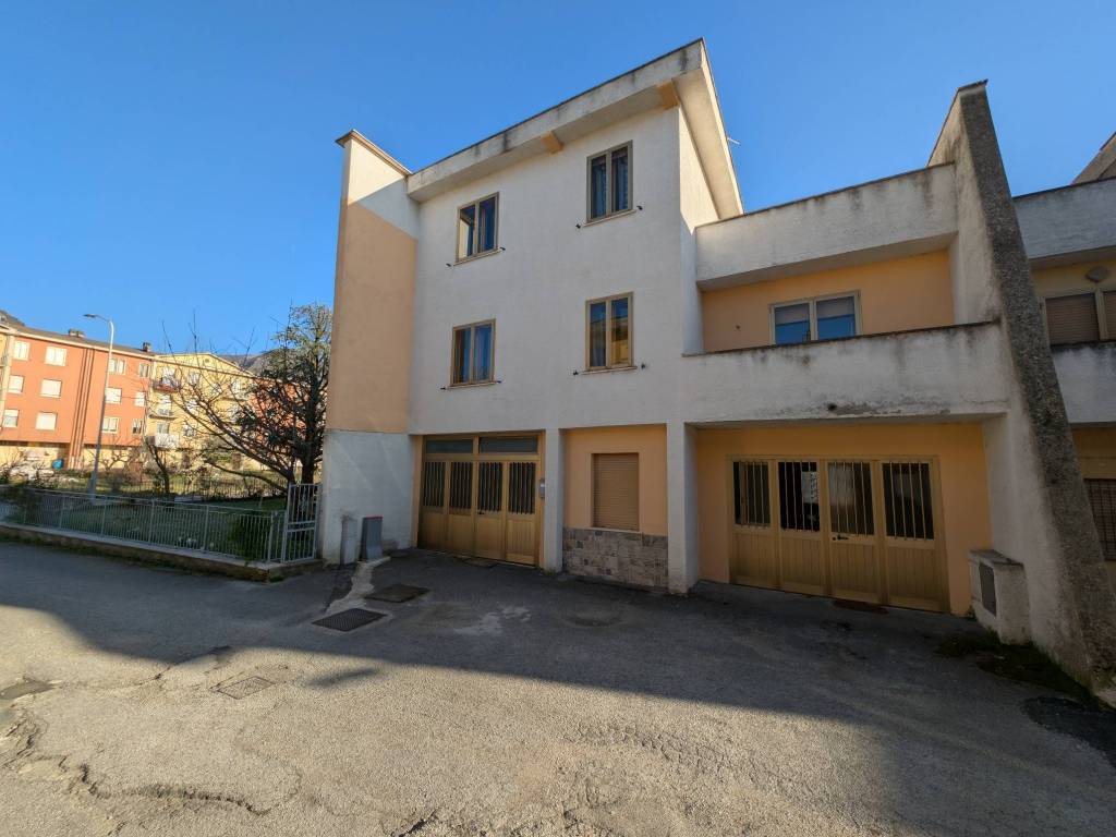 casa indipendente in vendita a Gualdo Tadino in zona Palazzo Ceccoli