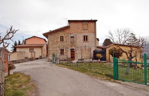 casa indipendente in vendita a Gualdo Tadino in zona San Pellegrino