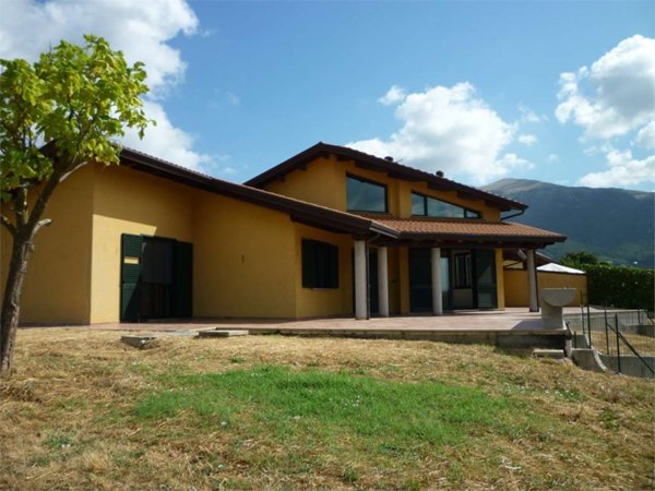 casa indipendente in vendita a Gualdo Tadino in zona Palazzo Ceccoli