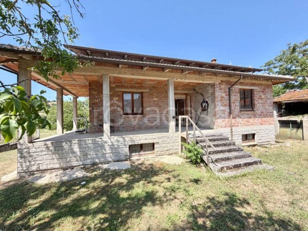 casa indipendente in vendita a Gualdo Tadino in zona Cerqueto