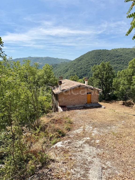 casa indipendente in vendita a Gualdo Tadino in zona Pieve di Compresseto