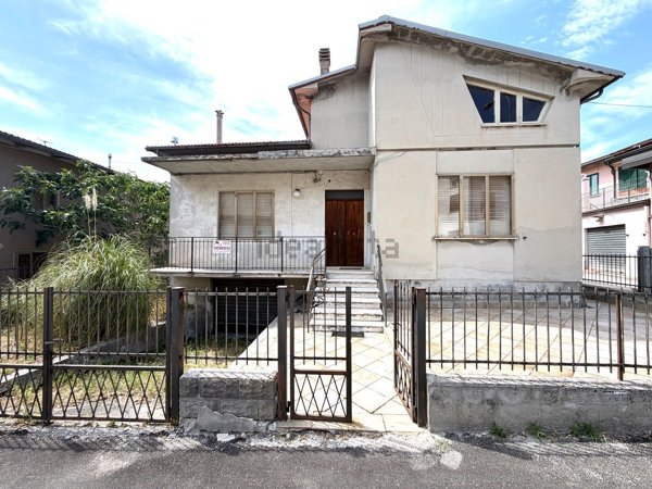 casa indipendente in vendita a Gualdo Tadino in zona Casale