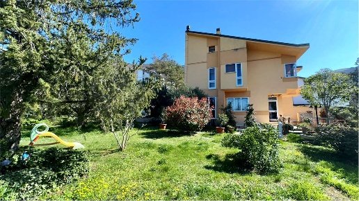 casa indipendente in vendita a Gualdo Tadino in zona Casale