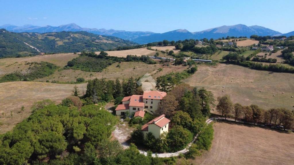 azienda agricola in vendita a Gualdo Tadino in zona Grello