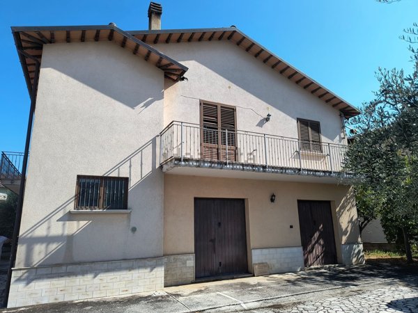 casa indipendente in vendita a Gualdo Tadino in zona Cerqueto