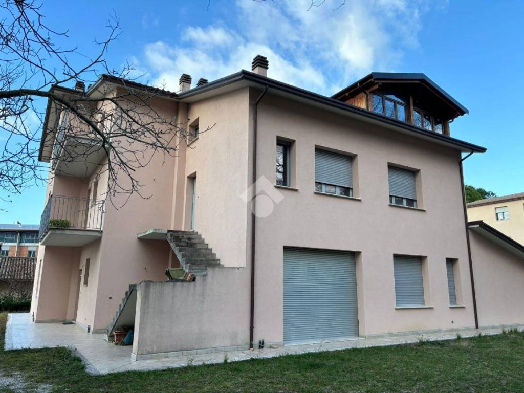 casa indipendente in vendita a Gualdo Tadino in zona Casale