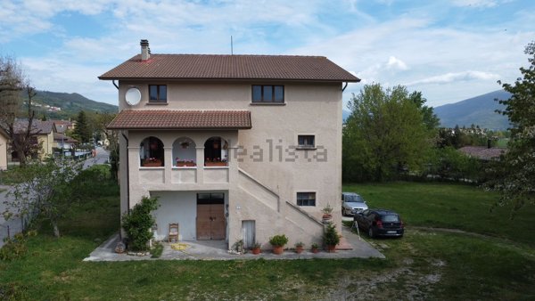 casa indipendente in vendita a Gualdo Tadino in zona Cerqueto