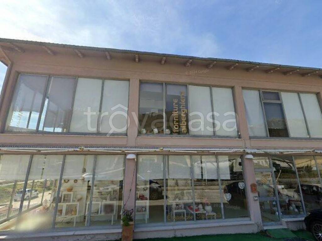 locale commerciale in vendita a Gualdo Tadino in zona Rigali