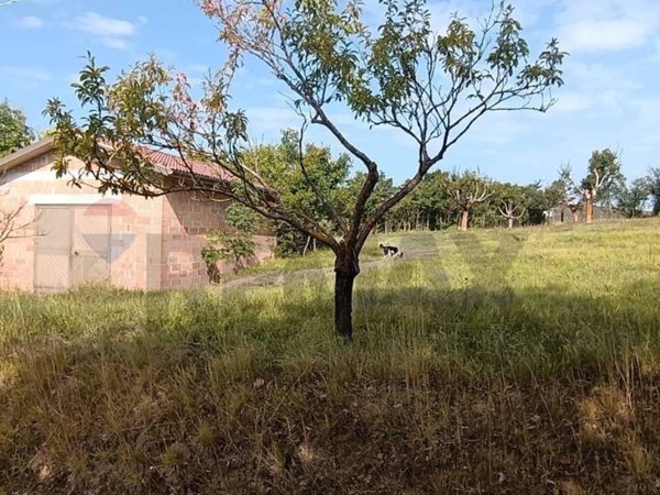 locale di sgombero in vendita a Gualdo Tadino in zona Poggio Sant'Ercolano