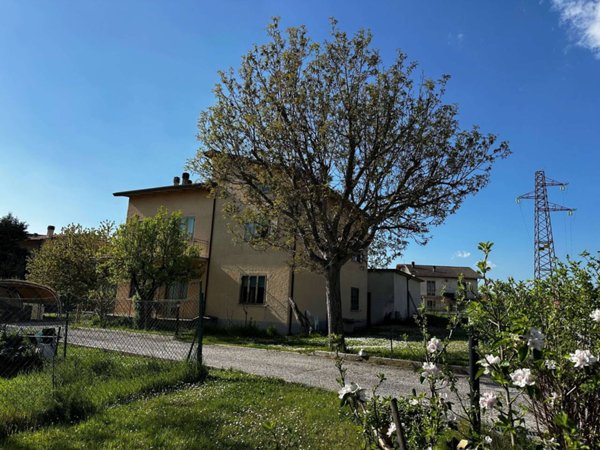 casa indipendente in vendita a Gualdo Tadino in zona Casale