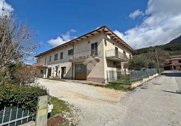 casa indipendente in vendita a Gualdo Tadino in zona Casale