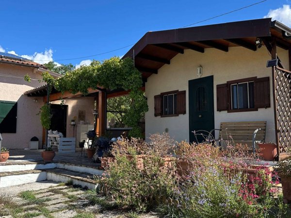 casa indipendente in vendita a Gualdo Tadino in zona Casale